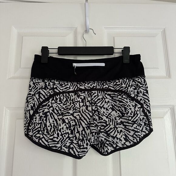 Lululemon Women Run Times Short 4" Brushed Animal White Black Print 4-way Size 6 - Picture 2 of 9